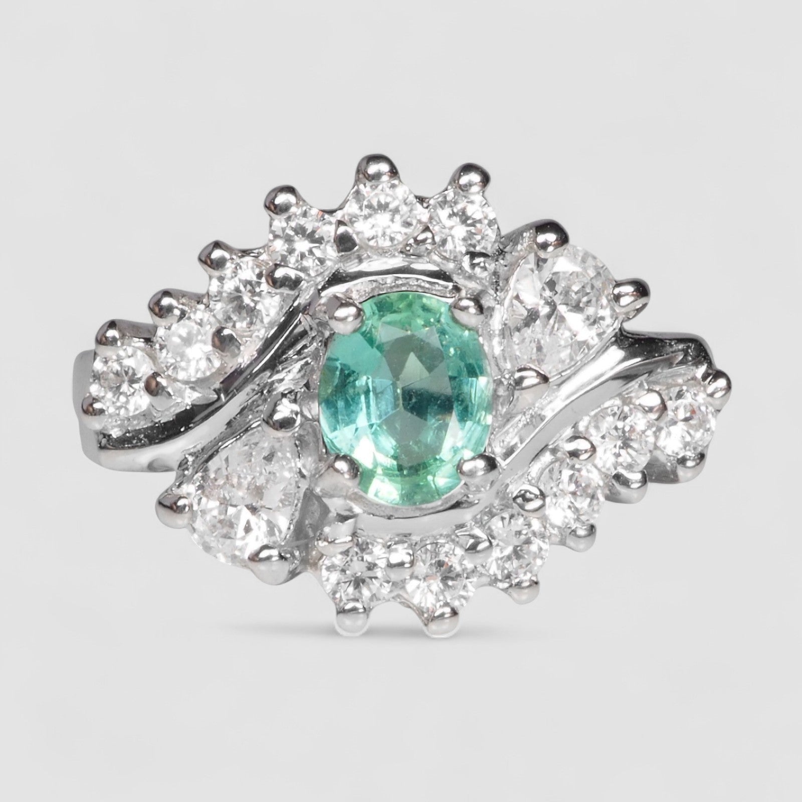 Handmade Luxurious Green Emerald Ring
