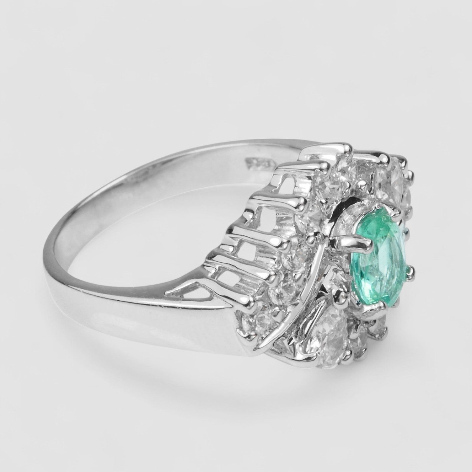 Handmade Luxurious Green Emerald Ring