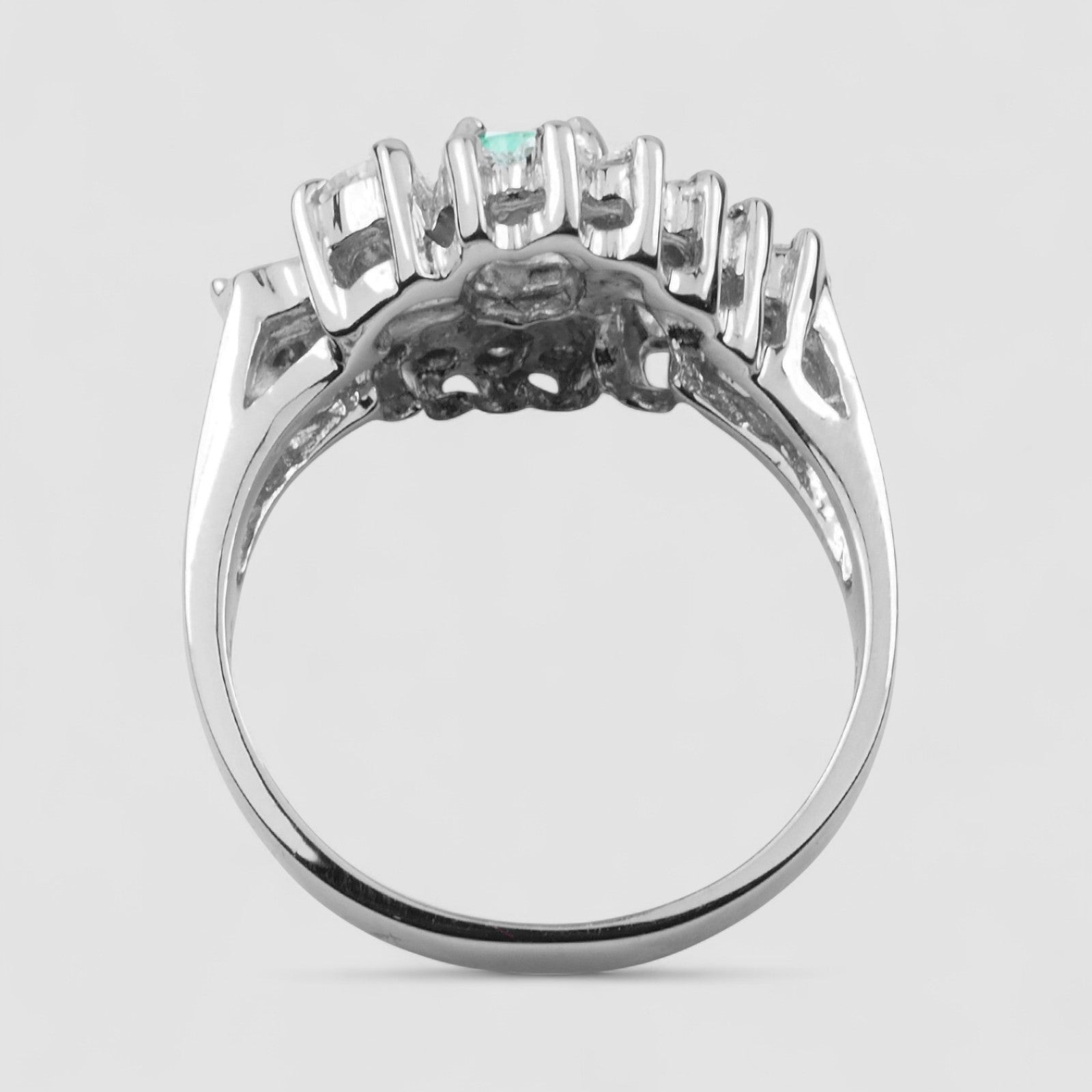 Handmade Luxurious Green Emerald Ring