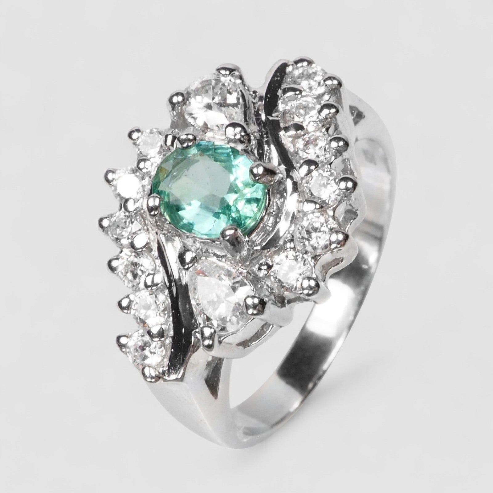 Handmade Luxurious Green Emerald Ring